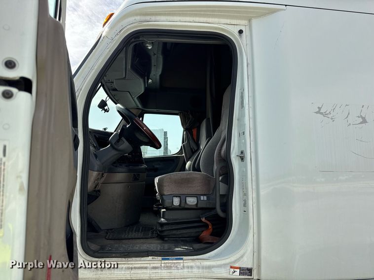 image for item YA0370 2018 Freightliner Cascadia semi truck