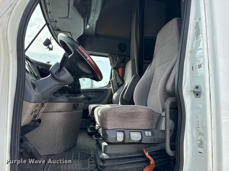 image for item YA0370 2018 Freightliner Cascadia semi truck