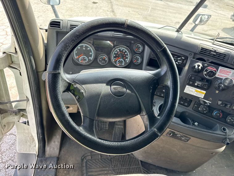 image for item YA0370 2018 Freightliner Cascadia semi truck