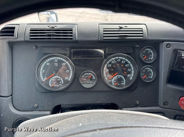 image for item YA0370 2018 Freightliner Cascadia semi truck