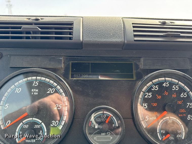 image for item YA0370 2018 Freightliner Cascadia semi truck