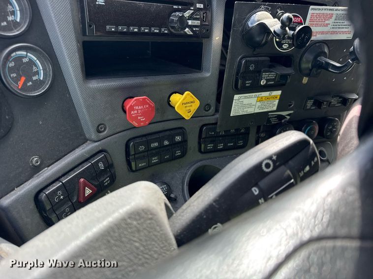 image for item YA0370 2018 Freightliner Cascadia semi truck