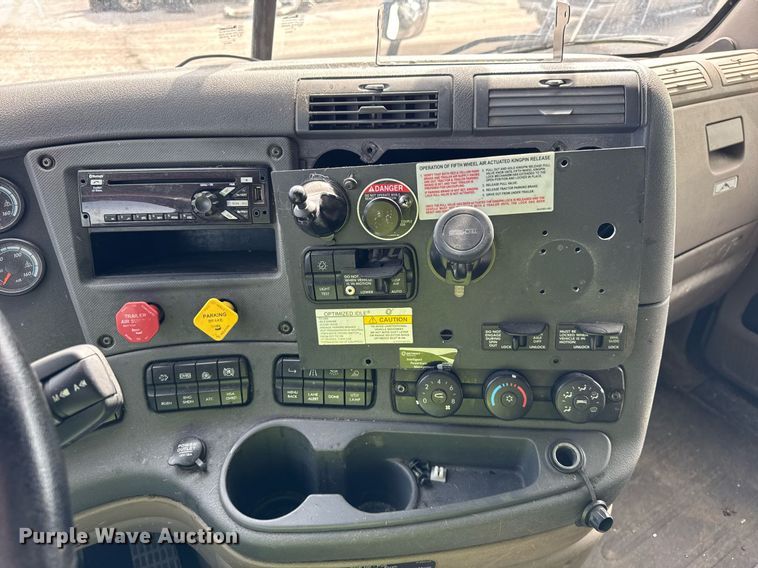 image for item YA0370 2018 Freightliner Cascadia semi truck