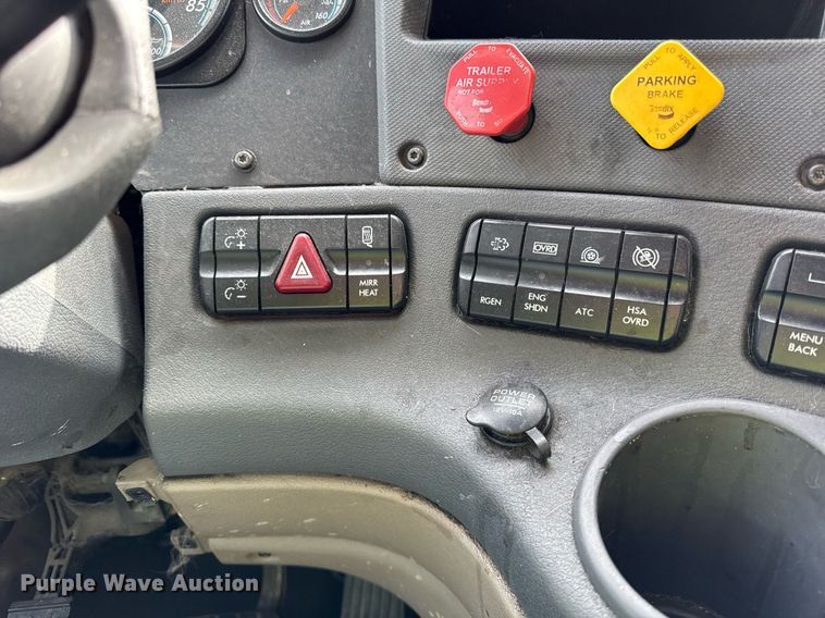 image for item YA0370 2018 Freightliner Cascadia semi truck