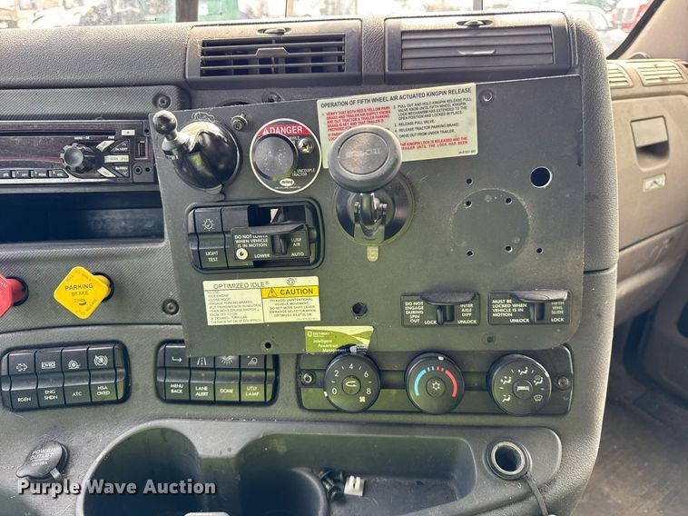 image for item YA0370 2018 Freightliner Cascadia semi truck