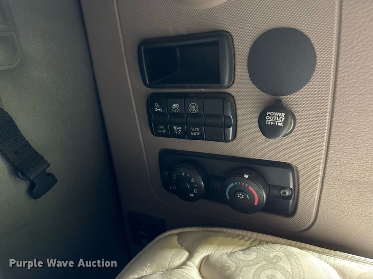 image for item YA0370 2018 Freightliner Cascadia semi truck