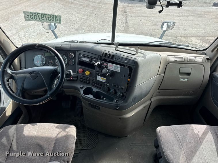 image for item YA0370 2018 Freightliner Cascadia semi truck