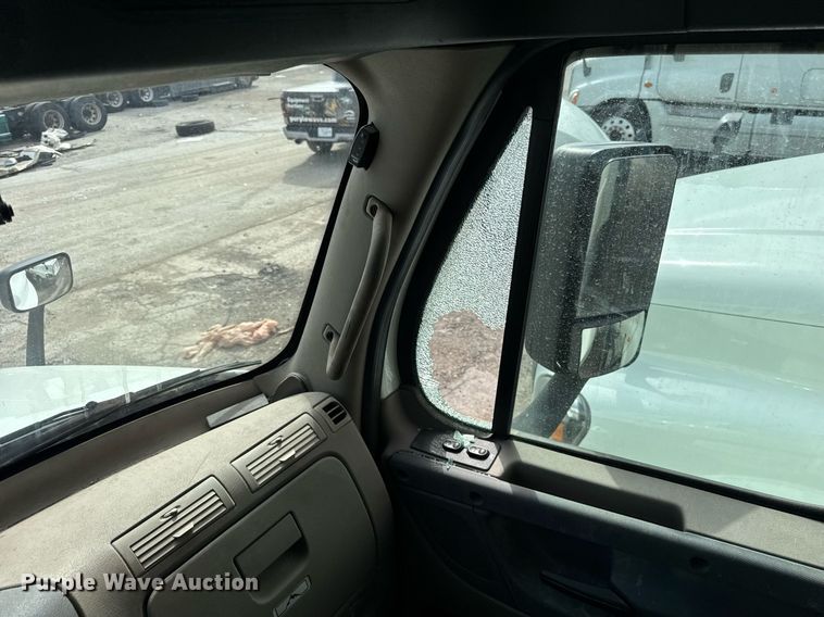 image for item YA0370 2018 Freightliner Cascadia semi truck