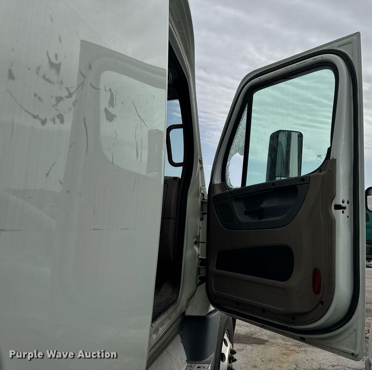 image for item YA0370 2018 Freightliner Cascadia semi truck