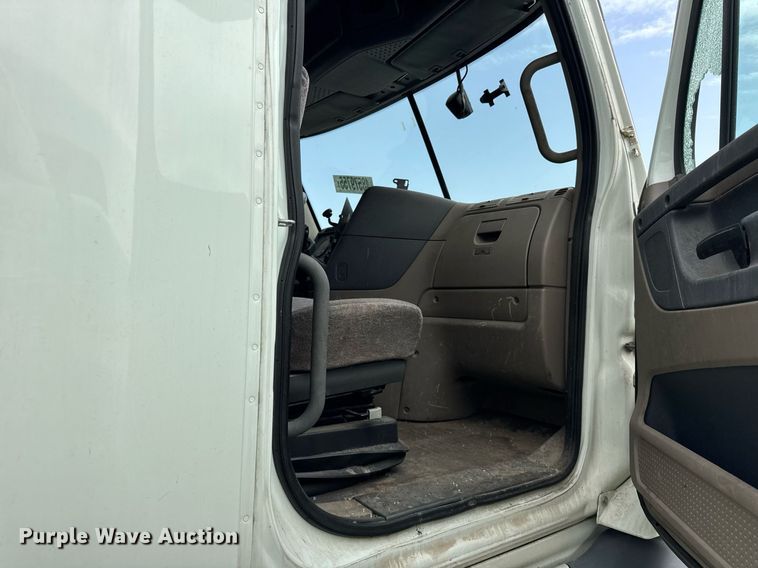 image for item YA0370 2018 Freightliner Cascadia semi truck