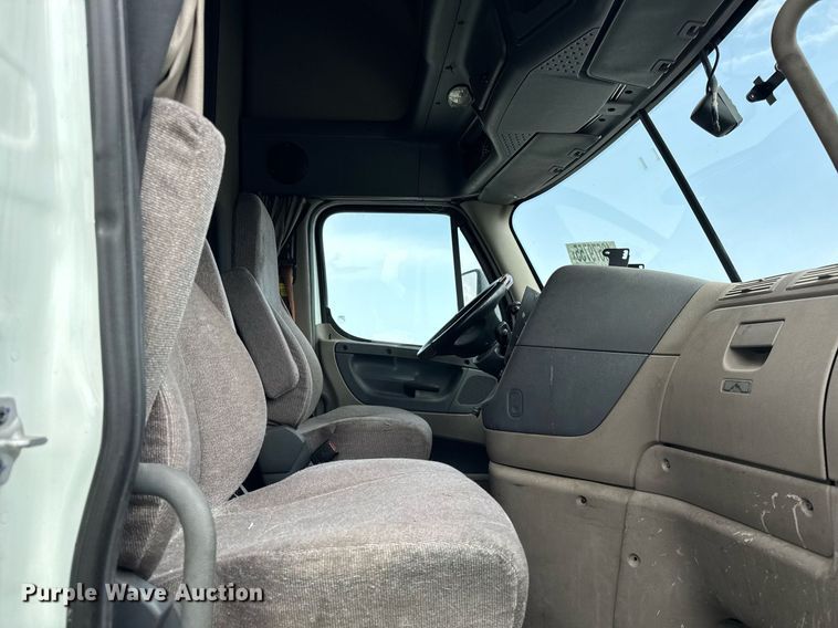 image for item YA0370 2018 Freightliner Cascadia semi truck