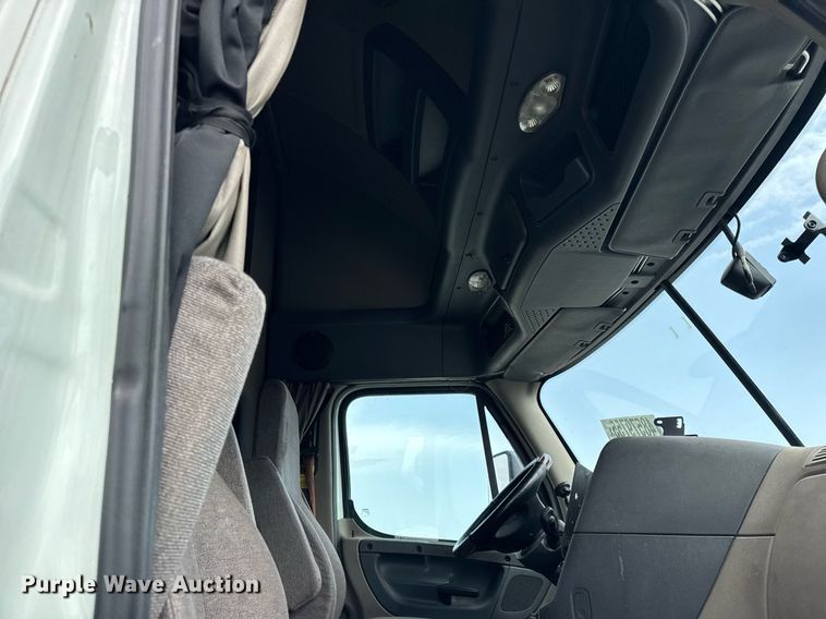 image for item YA0370 2018 Freightliner Cascadia semi truck