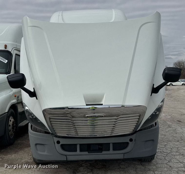 image for item YA0370 2018 Freightliner Cascadia semi truck
