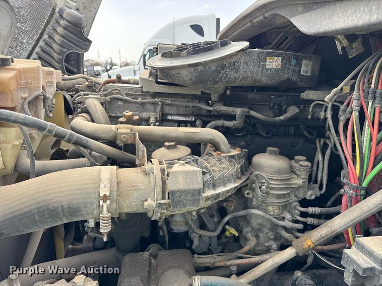 image for item YA0370 2018 Freightliner Cascadia semi truck