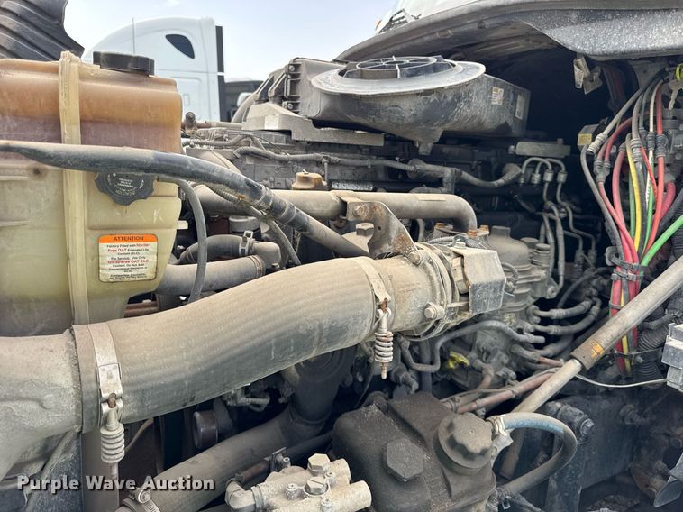 image for item YA0370 2018 Freightliner Cascadia semi truck