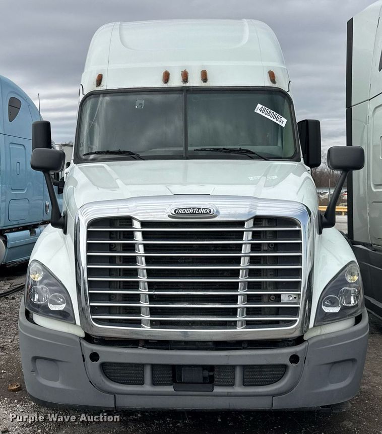 image for item YA0371 2018 Freightliner Cascadia semi truck
