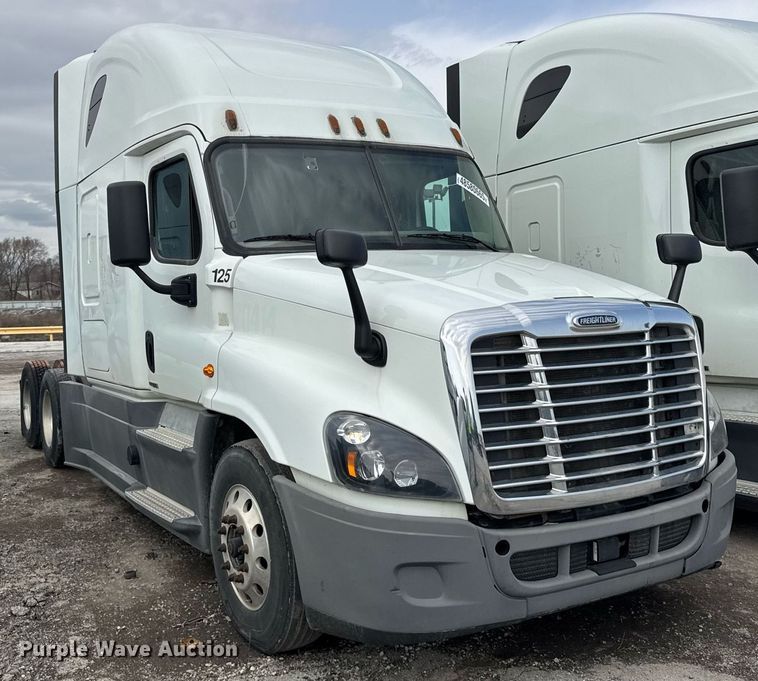 image for item YA0371 2018 Freightliner Cascadia semi truck