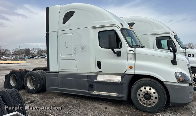 image for item YA0371 2018 Freightliner Cascadia semi truck