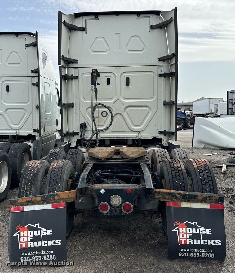 image for item YA0371 2018 Freightliner Cascadia semi truck