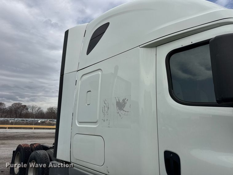 image for item YA0371 2018 Freightliner Cascadia semi truck