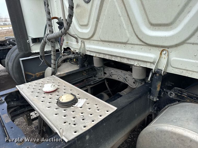 image for item YA0371 2018 Freightliner Cascadia semi truck