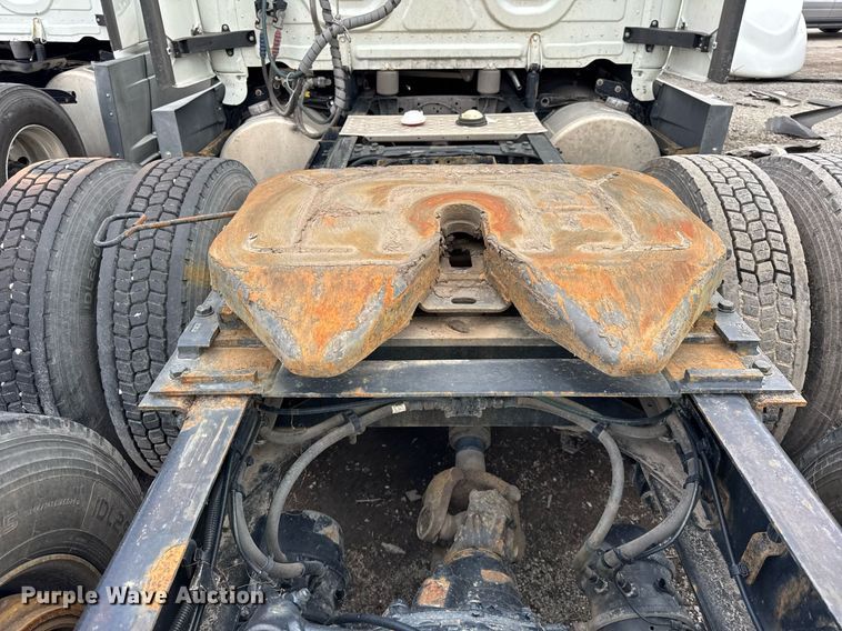 image for item YA0371 2018 Freightliner Cascadia semi truck