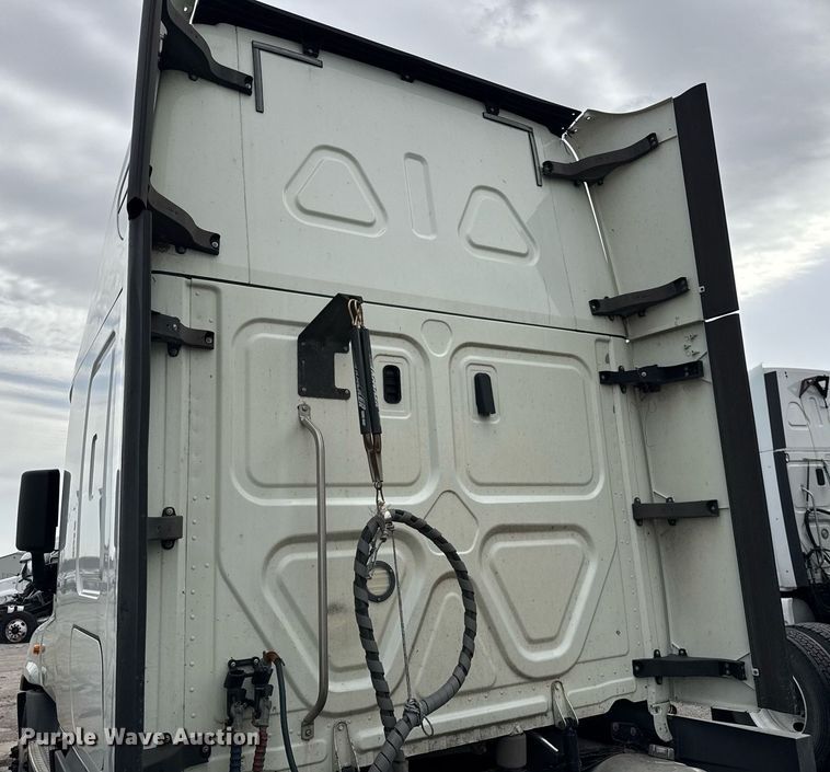 image for item YA0371 2018 Freightliner Cascadia semi truck