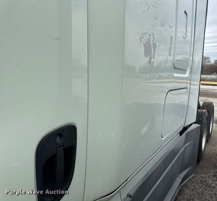 image for item YA0371 2018 Freightliner Cascadia semi truck