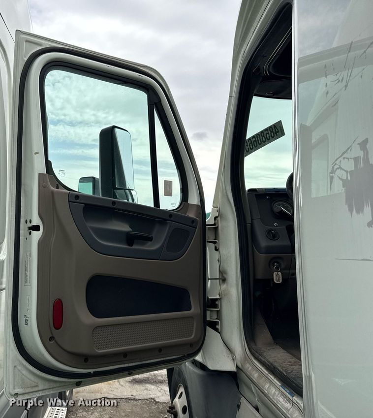 image for item YA0371 2018 Freightliner Cascadia semi truck