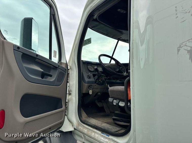 image for item YA0371 2018 Freightliner Cascadia semi truck