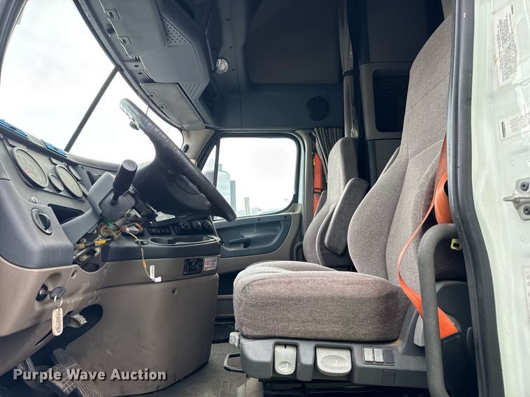 image for item YA0371 2018 Freightliner Cascadia semi truck