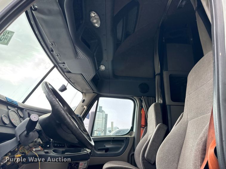 image for item YA0371 2018 Freightliner Cascadia semi truck