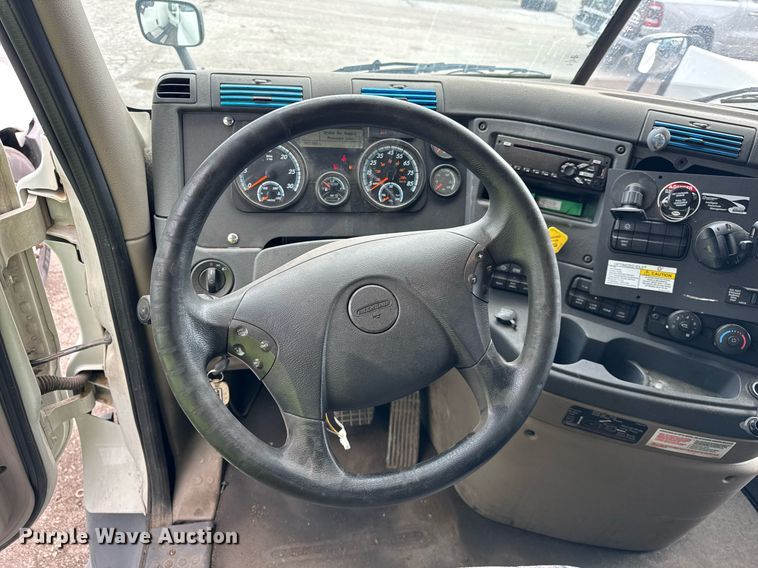 image for item YA0371 2018 Freightliner Cascadia semi truck