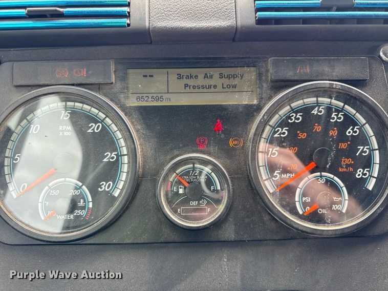 image for item YA0371 2018 Freightliner Cascadia semi truck