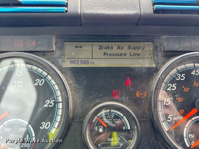 image for item YA0371 2018 Freightliner Cascadia semi truck