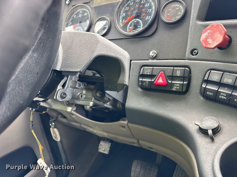 image for item YA0371 2018 Freightliner Cascadia semi truck