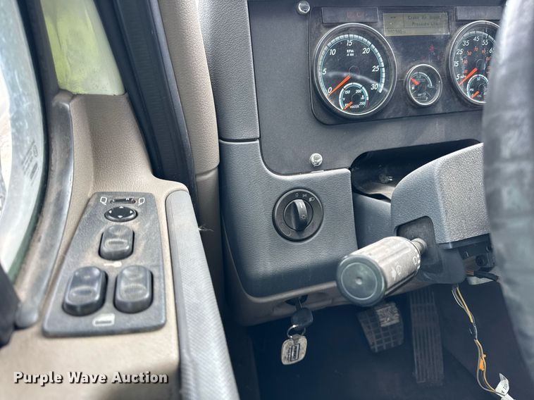 image for item YA0371 2018 Freightliner Cascadia semi truck