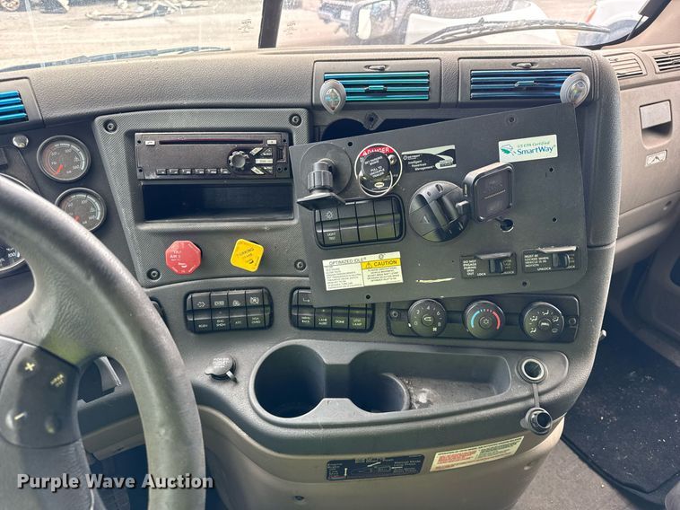 image for item YA0371 2018 Freightliner Cascadia semi truck