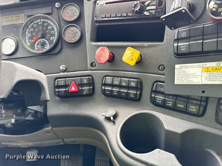 image for item YA0371 2018 Freightliner Cascadia semi truck