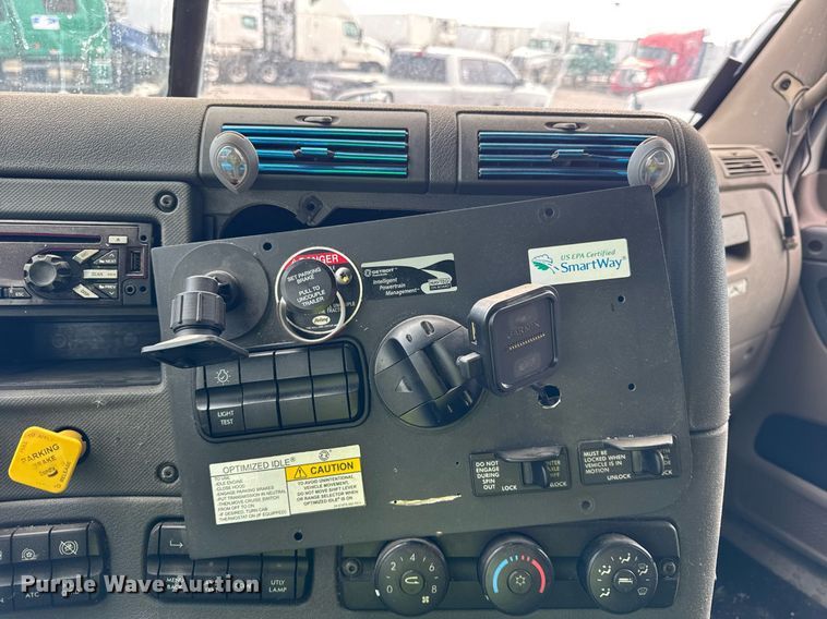 image for item YA0371 2018 Freightliner Cascadia semi truck