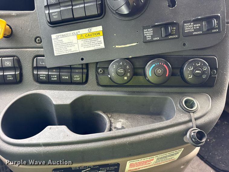 image for item YA0371 2018 Freightliner Cascadia semi truck