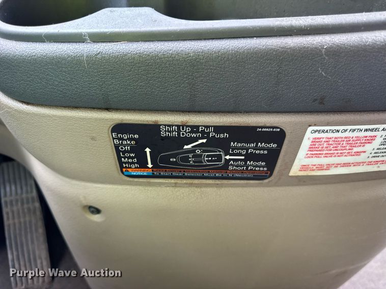 image for item YA0371 2018 Freightliner Cascadia semi truck