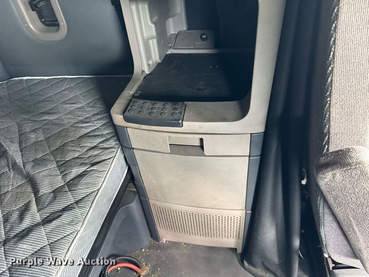 image for item YA0371 2018 Freightliner Cascadia semi truck