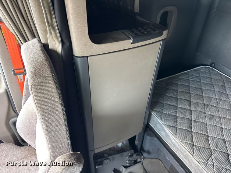 image for item YA0371 2018 Freightliner Cascadia semi truck