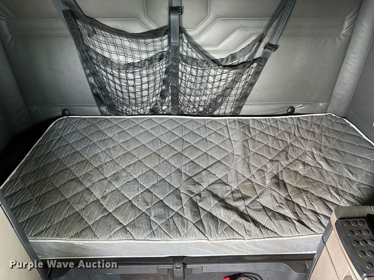 image for item YA0371 2018 Freightliner Cascadia semi truck