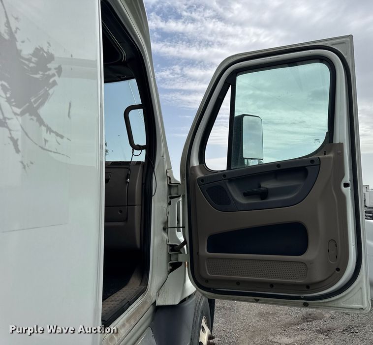 image for item YA0371 2018 Freightliner Cascadia semi truck