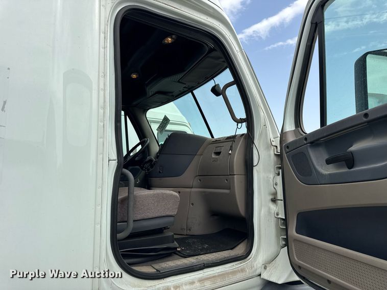 image for item YA0371 2018 Freightliner Cascadia semi truck