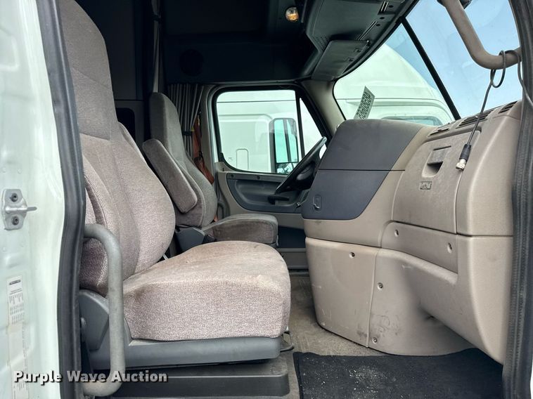 image for item YA0371 2018 Freightliner Cascadia semi truck