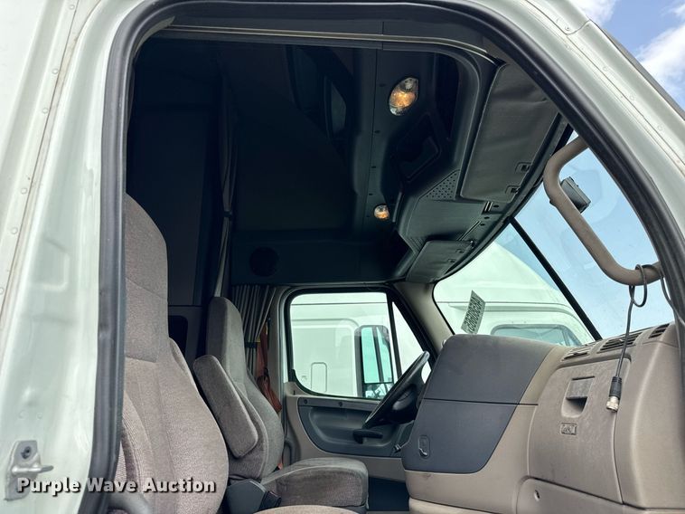 image for item YA0371 2018 Freightliner Cascadia semi truck