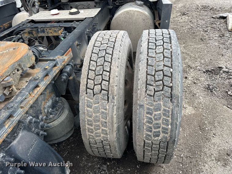 image for item YA0371 2018 Freightliner Cascadia semi truck